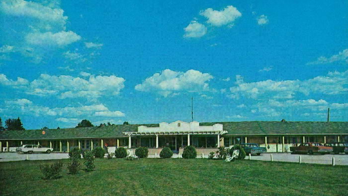 Star Motel - Old Postcard View (newer photo)